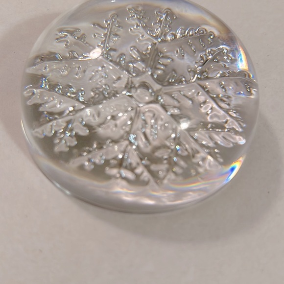 Avon Vintage Glass SNOWFLAKE Paperweight - Picture 2 of 6